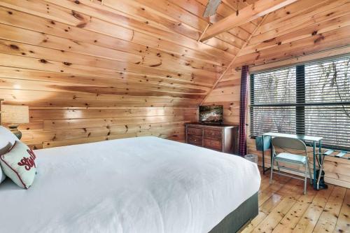 Deja View Serene Mountain Cabin for a Family Get-away with a Hot tub Sauna Fire pit that is Pet Friendly photo 51