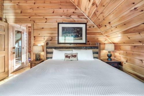 Deja View Serene Mountain Cabin for a Family Get-away with a Hot tub Sauna Fire pit that is Pet Friendly photo 49