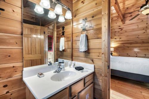 Deja View Serene Mountain Cabin for a Family Get-away with a Hot tub Sauna Fire pit that is Pet Friendly photo 52