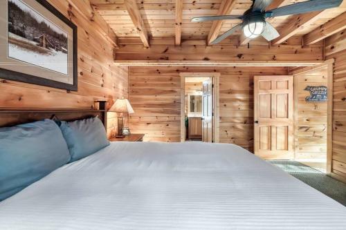 Deja View Serene Mountain Cabin for a Family Get-away with a Hot tub Sauna Fire pit that is Pet Friendly photo 45