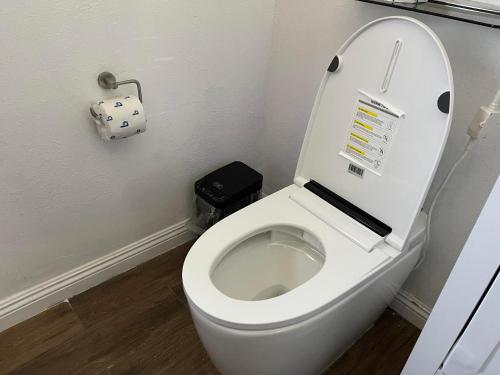 een badkamer met toilet met deksel bij OMEO Suites Big Bear in Big Bear Lake