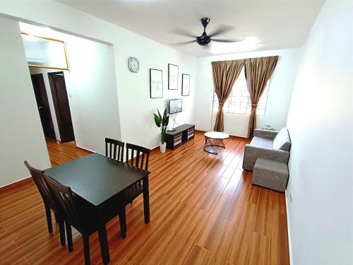 - un salon avec une table et un canapé dans l'établissement D'luna Homestay Terengganu SEA VIEW / DRAWBRIGE VIEW / NEAR HSNZ, KTCC, DRAWBRIGE, à Kuala Terengganu