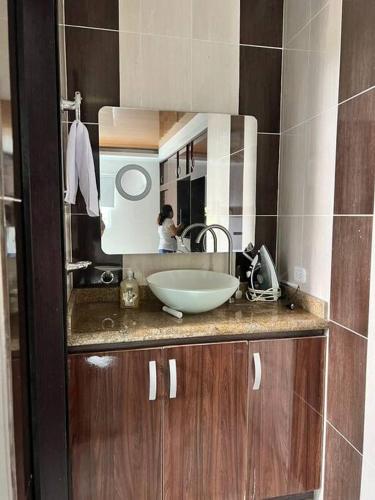 een badkamer met een wastafel en een spiegel bij Hermoso penthouse dosquebradas in Dosquebradas