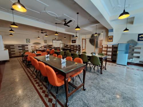 een eetkamer met tafels en stoelen in een gebouw bij Hotel Grand Aziz in Srinagar