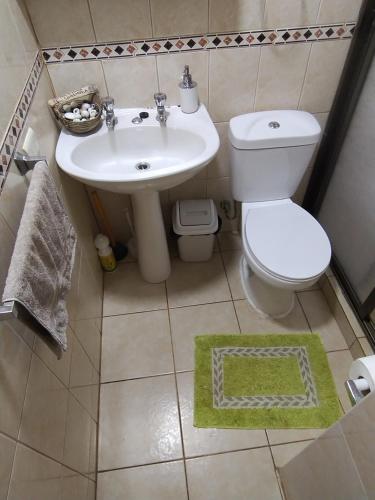 a bathroom with a white toilet and a sink at Playa Los Molles , lindo lugar , cómoda cabaña, ideal para descansar , los esperamos 24 7 in Los Molles