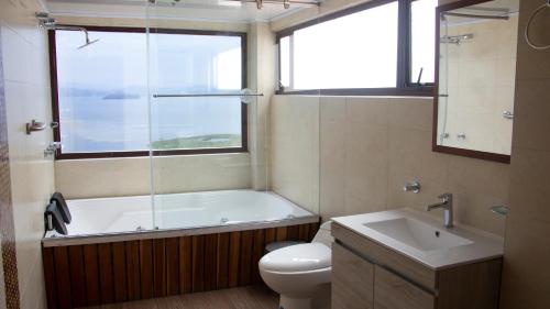 Hotel Rocamonti في أكيتانيا: حمام مع حوض ومرحاض ومغسلة
