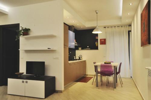 A television and/or entertainment centre at Kings Of Rome Apartments