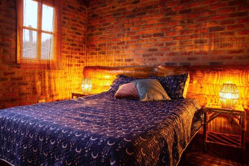 Postel nebo postele na pokoji v ubytování BAUMHAUS Cabañas rusticas con jacuzzi privado