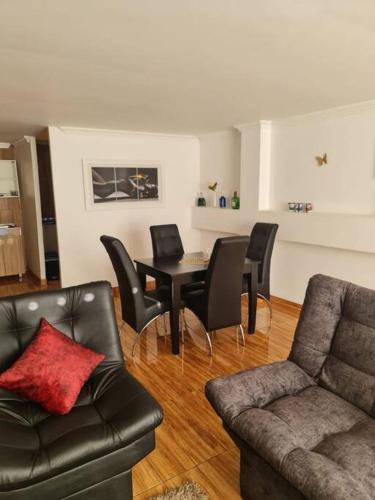 ein Wohnzimmer mit einem Sofa, einem Tisch und Stühlen in der Unterkunft Apartamento 201 Riosucio in Ruiosucio