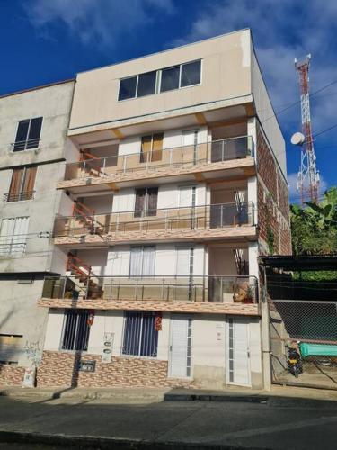 ein weißes Gebäude mit einem Balkon an der Seite in der Unterkunft Apartamento 201 Riosucio in Ruiosucio