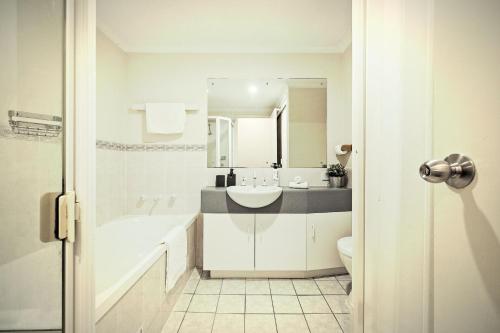 Kupaonica u objektu 2 BR Apartment in Melbourne Street - North Adelaide