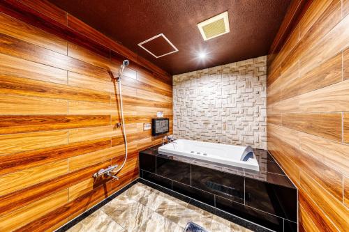 FukuiにあるHotel Lotus Ibaraki -Adult Onlyのバスルーム(木製の壁、シンク付)