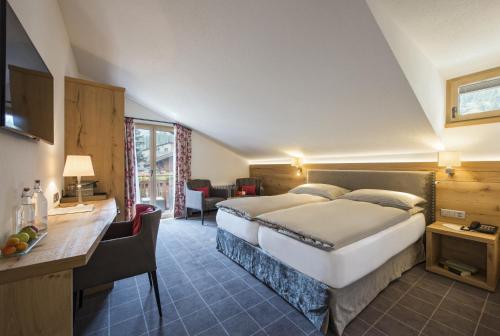 Postel nebo postele na pokoji v ubytování Chesa Valese by Sisters Zermatt