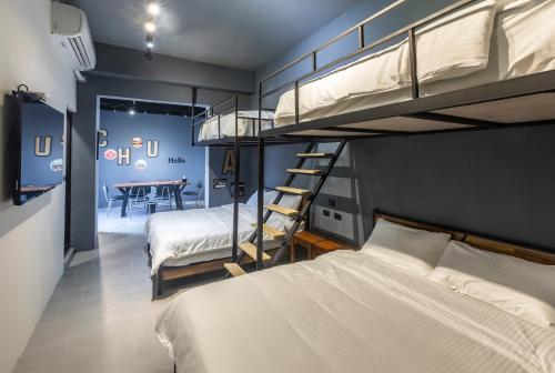 Katil dua tingkat atau katil-katil dua tingkat dalam bilik di Chuyue Homestay