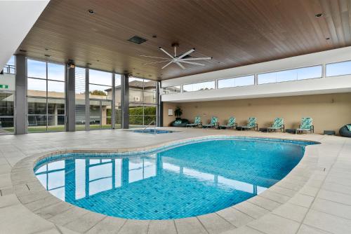 a large swimming pool in a building with a ceiling at Quality Hotel Parklake Shepparton in Shepparton