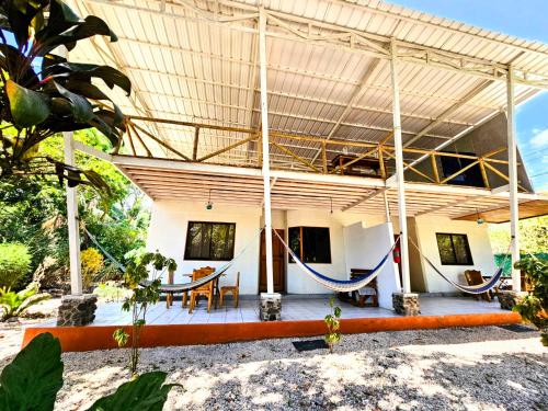 Foto 3 de Don Jons Surf & Yoga Lodge