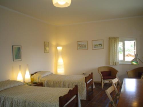 Cette chambre comprend 2 lits et une fenêtre. dans l'établissement Casa Antica Mosaici, à Trivignano Udinese