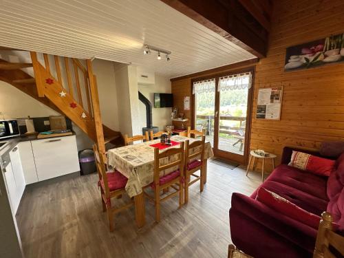 a kitchen and dining room with a table and a couch at Chalet LE TREMPLIN, 4 à 5 pers, XONRUPT-LONGEMER in Xonrupt-Longemer