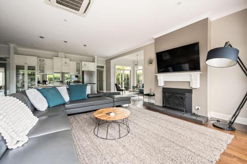 ein Wohnzimmer mit Sofa und Tisch in der Unterkunft The Banks in Beechworth