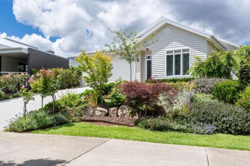 Κήπος έξω από το The Banks