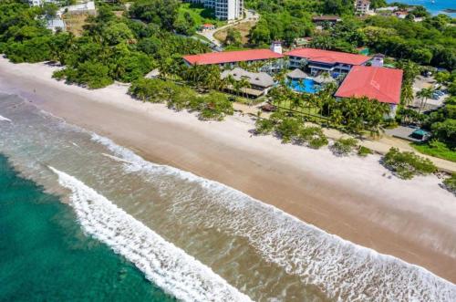 een luchtzicht op een strand met een resort bij Margaritaville Beach Resort - Poolview - Costa Rica in Playa Flamingo