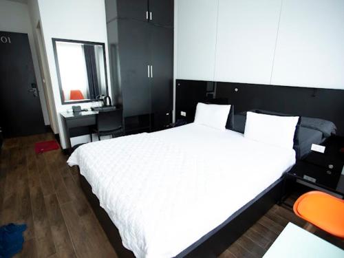 um quarto com uma grande cama branca e uma janela em Ánh Hồng Hottel em Hanói