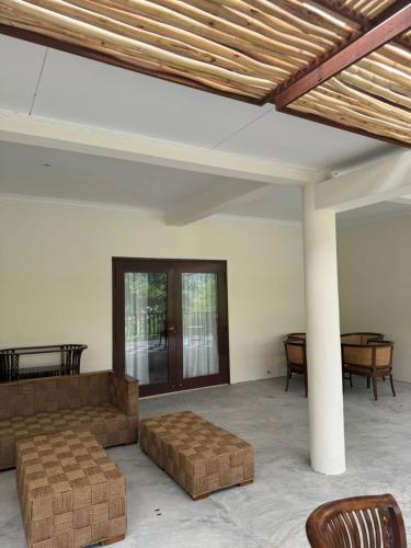 een woonkamer met een bank en een tafel bij Tamarind Villa in Kuah