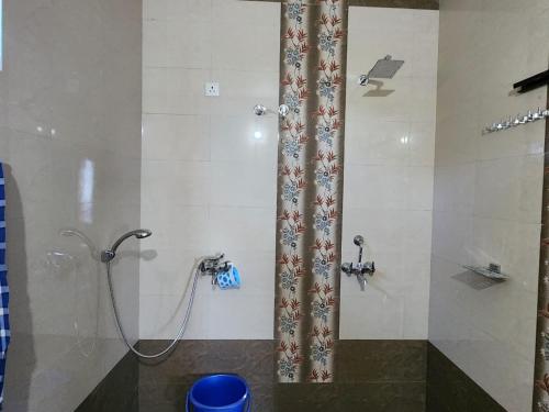 y baño con ducha y cortina de ducha. en Kumaon Lake's Home stay, en Nainital