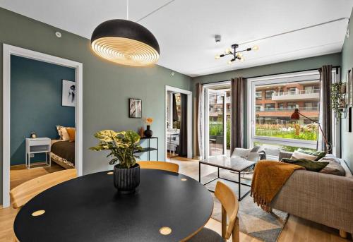 sala de estar con mesa y sofá en New Apartment in Helsfyr Oslo, Near central Oslo, en Oslo