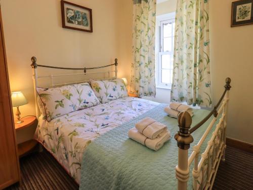 Кровать или кровати в номере Tizzie Whizie Cottage