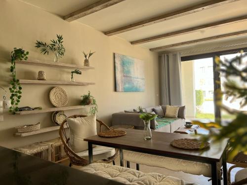 Χώρος καθιστικού στο Ultimate Boho Chalet w Garden in Azha - Sokhna