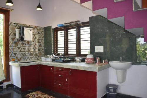 uma cozinha com um lavatório e um lavatório em Naisarga Hill View em Somvārpet