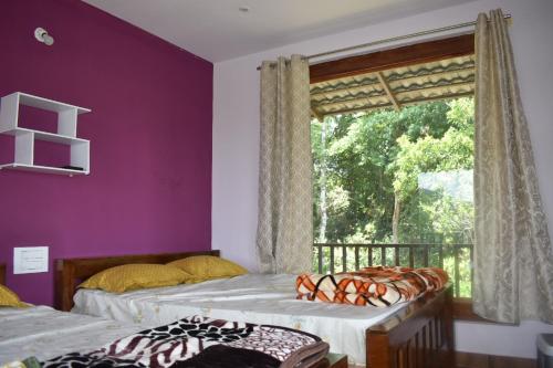Duas camas num quarto com uma janela em Naisarga Hill View em Somvārpet
