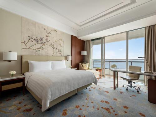 Postel nebo postele na pokoji v ubytování Shangri-La Qinhuangdao