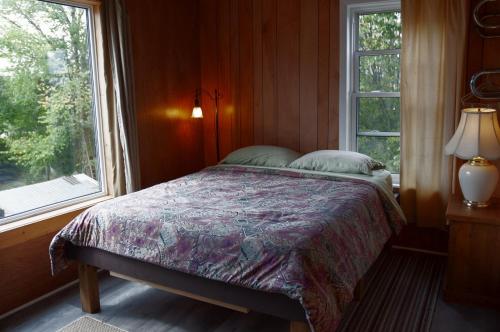 1 dormitorio con cama y ventana en The Arlington, en Maynooth