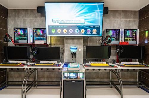 TV a/nebo společenská místnost v ubytování Hotel Eat Dot Com Alpeuseu Oncheon