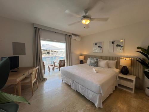 Schlafzimmer mit einem Bett, einem Schreibtisch und einem TV in der Unterkunft South Point Hotel in Christchurch