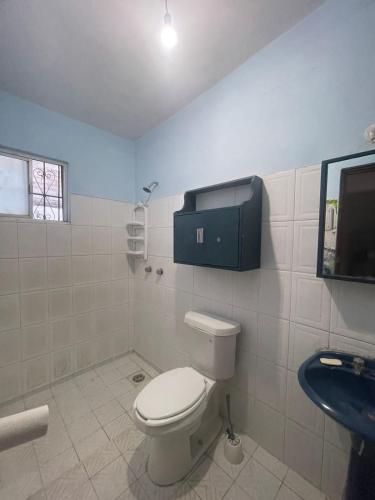 La salle de bains est pourvue de toilettes et d'un lavabo. dans l'établissement Casa lina, à Puerto Escondido