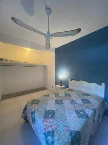 um quarto com uma cama e uma ventoinha de tecto em Casa lina em Puerto Escondido