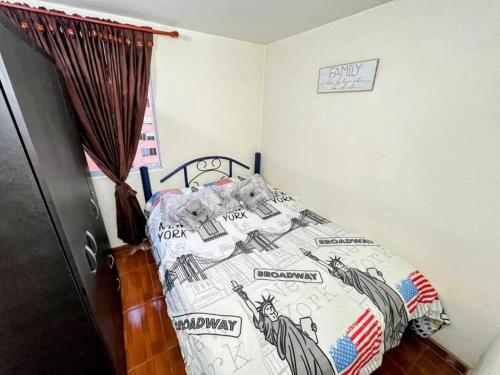 1 dormitorio con cama con edredón en Depa Privado en Ambiente Residencial Piscina Gimnacio en Bogotá