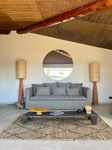 un salon avec un canapé et une table dans l'établissement Villa LILY BAY baie de Santa Giulia-Porto Vecchio, à Porto-Vecchio