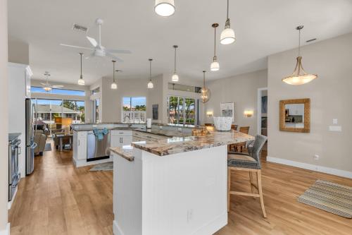 Kuchyň nebo kuchyňský kout v ubytování Waterfront Escape Awaits, Marco's Best Kept Secret