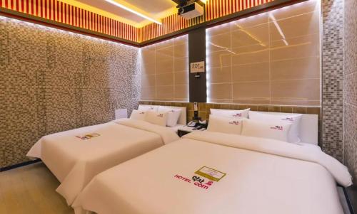 Postel nebo postele na pokoji v ubytování Hotel Eat Dot Com Alpeuseu Oncheon