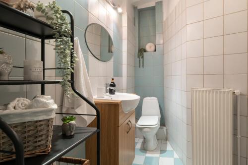 La petite salle de bains est pourvue d'un lavabo et de toilettes. dans l'établissement Achilleas guest house, à Litochoro