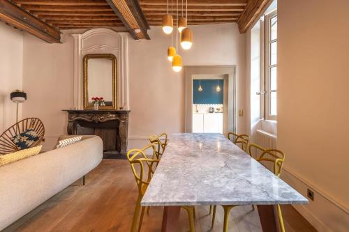 une salle à manger avec une table et des chaises dans l'établissement Passage de l’Evêché, à Annecy