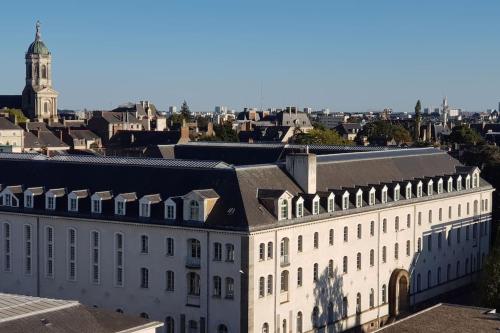 une vue aérienne sur un bâtiment d'une ville dans l'établissement Ty Chou - Appartement Cosy - Centre Ville, à Rennes
