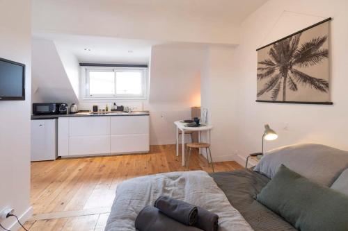 sala de estar con cama y cocina en Ty Chou - Appartement Cosy - Centre Ville, en Rennes