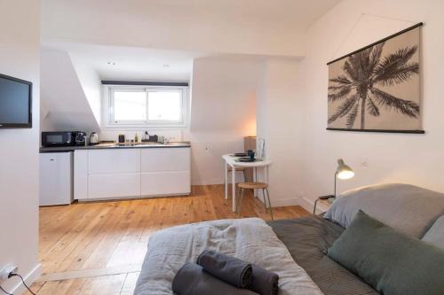 un salon avec un lit et une cuisine dans l'établissement Ty Chou - Appartement Cosy - Centre Ville, à Rennes