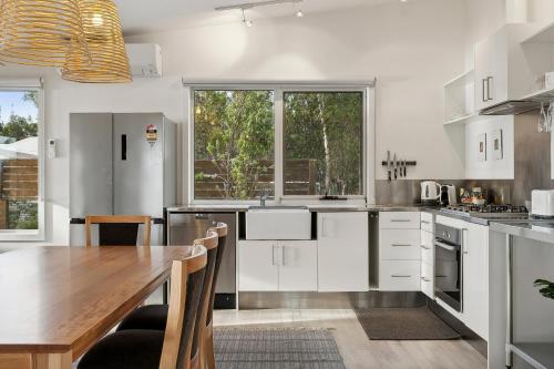 Η κουζίνα ή μικρή κουζίνα στο My Bruny Island Home