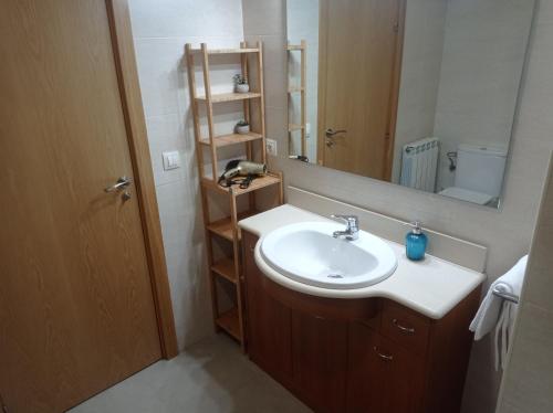 a bathroom with a sink and a mirror at APARTAMENT CASA MONTROIG in Balaguer